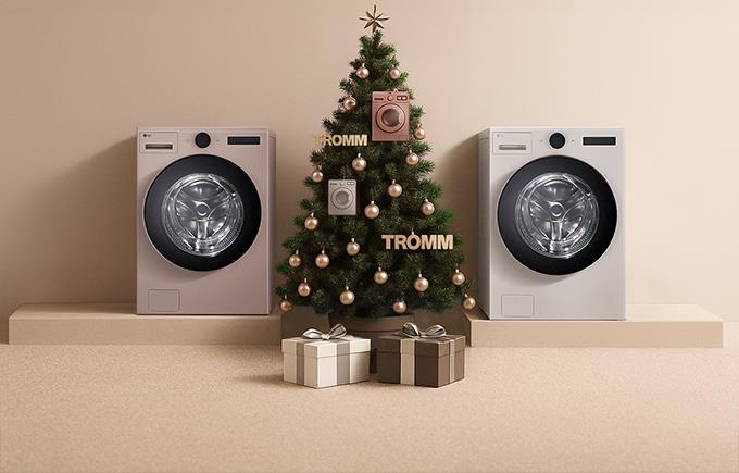 베이지 배경 중앙 단상 위 크리스마스트리와 세탁기 장식, 앞 선물 2개, 양옆 토프·아몬드 색 LG 트롬 AI 오브제컬렉션 세탁기.